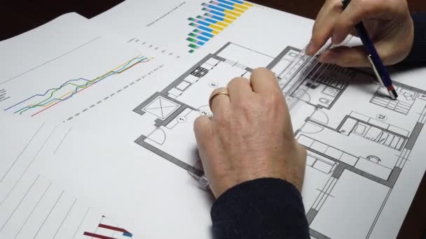 Architecte Travaillant Avec Des Plans Étage — Video