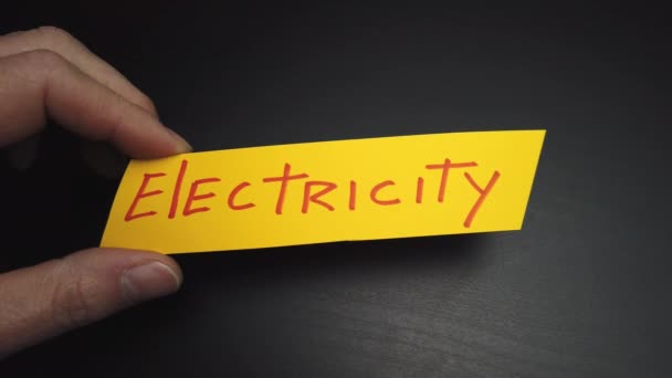 Corta Una Hoja Amarilla Papel Con Palabra Electricidad Este Clip — Vídeo de stock