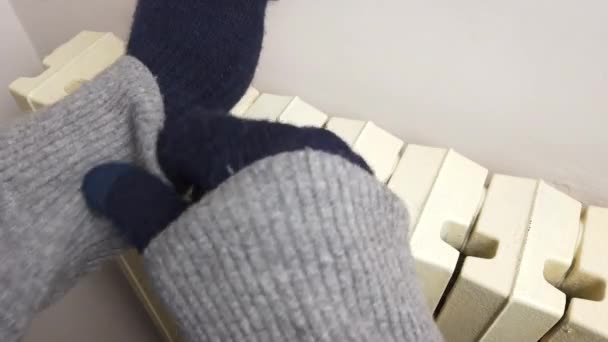 Gefrorene Person Mit Strickhandschuhen Wärmt Sich Neben Einem Heizkörper Auf — Stockvideo