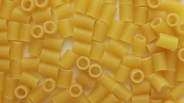 Dönen tabakta makarna cannellini