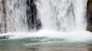 Küçük kayalık şelaleye çok yakın.