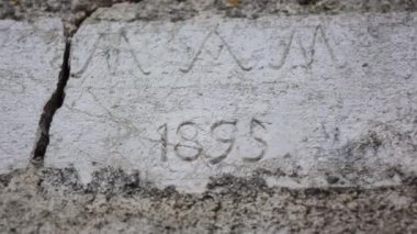 Tarihi 1895 yılına dayanıyor. Yakınlaştırma efektiyle antik bir duvara kazınmış.