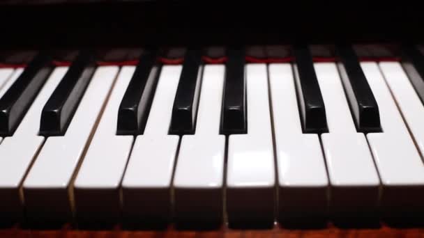 Закрыть Фортепианную Клавиатуру — стоковое видео