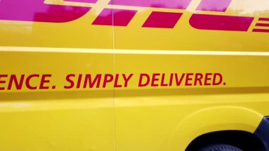 DHL servis aracı, logo atışı.