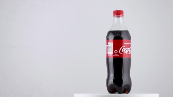 Frasco Coca Cola Sobre Fundo Branco — Vídeo de Stock