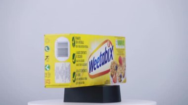 Beyaz arkaplanda WEETABIX