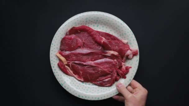 Χέρι Βγάζει Ένα Πιάτο Ωμό Κρέας Και Αντικαθιστά Ένα Πιάτο — Αρχείο Βίντεο