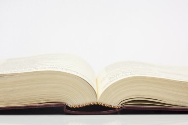 bir yüzey üzerinde açık bir kitap
