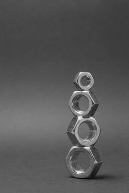 Metal fındık gri arka plan üzerinde izole