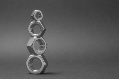 Metal fındık gri arka plan üzerinde izole