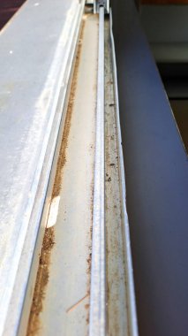 Kirli pencere delikleri birikmiş toz ve kir temizleme konseptini temsil ediyor..