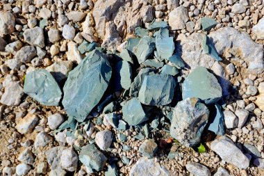 Yukarıdan canlı yeşil kaya dokusu doğal jeolojik deseni gösteriyor..