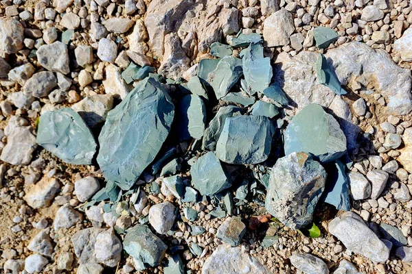 Yukarıdan canlı yeşil kaya dokusu doğal jeolojik deseni gösteriyor..