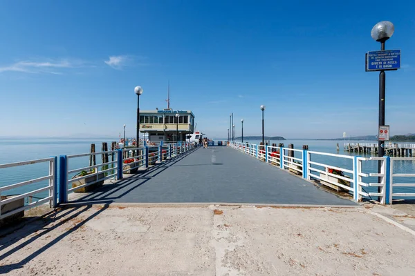 Passignano sul Trasimeno, Umbria, İtalya - SEPTEMBER 13, 2021: Trasimeno Gölü 'ndeki Passignano sul Trasimeno Rıhtımı.