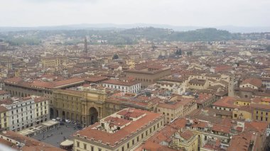 Terracotta çatıları ve gökyüzünden görünen tarihi binaları olan Floransa şehri.
