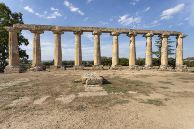 Metapon 'da açık mavi gökyüzü altında kalan tarihi Yunan tapınağı kalıntıları