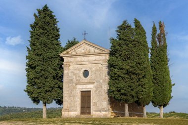 Popüler fotoğrafçılık ve Toskana 'daki turistik konum, renkli günbatımındaki muhteşem Vitaleta şapeli, Pienza, Toskana, İtalya, Avrupa. Seyahat arkaplanı