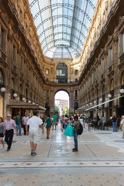 Milan, Lombardy, İtalya - 27 Ağustos 2011: Milano 'daki tarihi galeri vittorio emanuele ii' de insanlar yürüyüş ve yemek yiyorlar