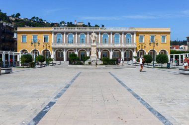 Zante, Yunanistan, SEPTEMBER 16, 2023: Zakynthos 'taki dionisios solomos heykeli ve neoklasik binaların yer aldığı Solomon Meydanı
