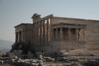 Atina, Yunanistan - 16 Temmuz 2025: Atina akropolünde tarihi süvarileriyle antik erekteyon tapınağı