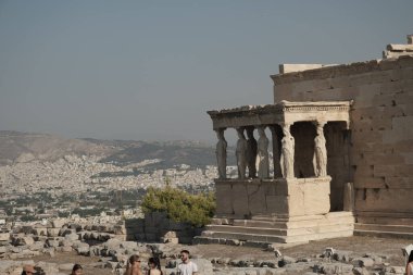 Atina, Yunanistan - 16 Temmuz 2025: Antik Atina şehrine tepeden bakan süvarilerin yer aldığı Akropolis erekteyon tapınağı
