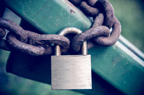 Rusty padlock on gate — Stock Photo, Image