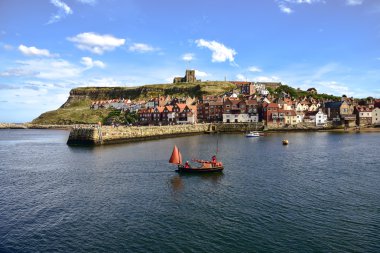 Whitby limanın dönen tekne