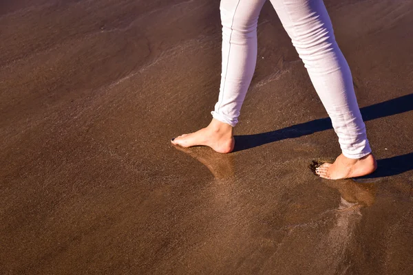 Spacerując po plaży kobiet — Zdjęcie stockowe