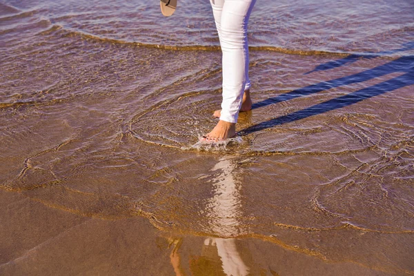 Mujeres Caminando por la playa — Foto de Stock