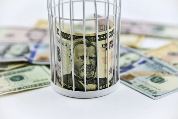 Parmaklıklar arkasında banknot