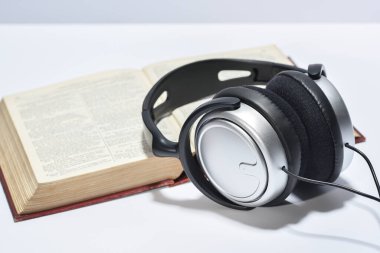 Kulaklık hoparlörlerinden ses olarak çalınan bir kitap seti