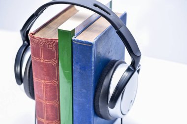 Kulaklık hoparlörlerinden ses olarak çalınan bir kitap seti