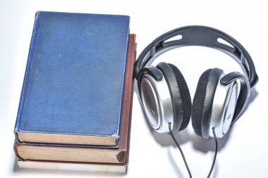 Kulaklık hoparlörlerinden ses olarak çalınan bir kitap seti