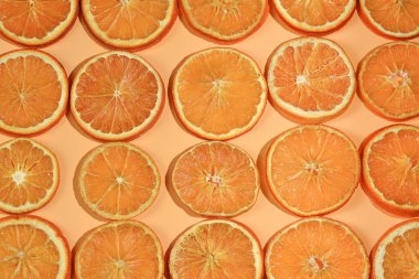 Portakal dilimli narenciye ile soyut bir arka plan. Yakın plan. Stüdyo fotoğrafçılık.