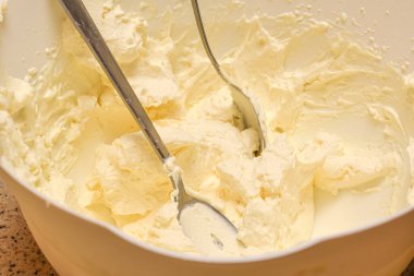 Pasta tepsisi üzerinde pasta hazırlamak. Kremalı ve bisküvili ev yapımı tatlılar.