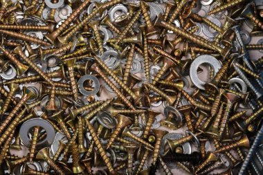 Bir sürü farklı vida ve çamaşır makinası birbirine karışmış.