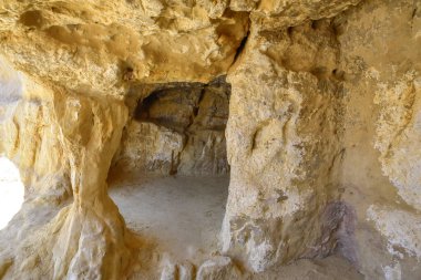 Matala Koyu 'nun yamacındaki yapay mağaralar Neolitik Çağ' da yaratıldı.