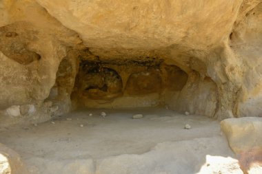 Matala Koyu 'nun yamacındaki yapay mağaralar Neolitik Çağ' da yaratıldı.