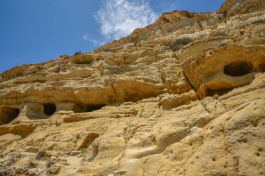 Matala Koyu 'nun yamacındaki yapay mağaralar Neolitik Çağ' da yaratıldı.