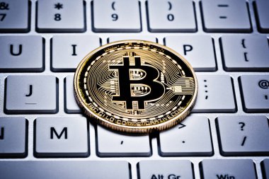 Klavyede bitcoinler, bilgisayarlı madencilik, güvenlik cüzdanı olarak dijital defter, bitcoin sanal para birimi.