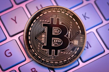 Klavyede bitcoinler, bilgisayarlı madencilik, güvenlik cüzdanı olarak dijital defter, bitcoin sanal para birimi.