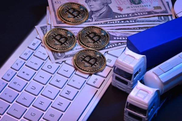 Bitcoin暗号通貨マイニングと輸送の概念 ブロックチェーン技術 黄金のビットコインや他の通貨とおもちゃのトラック 暗い背景 ロイヤリティフリーのストック写真