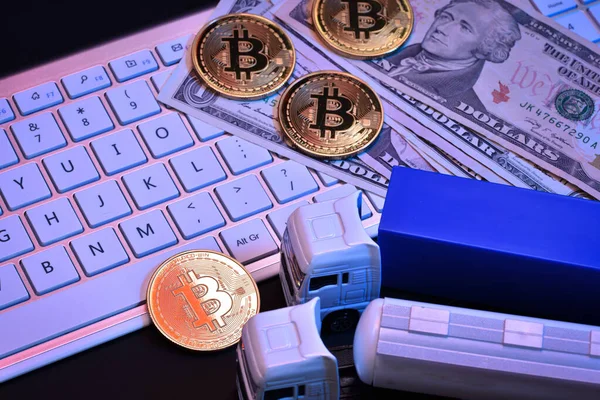 Bitcoin暗号通貨マイニングと輸送の概念 ブロックチェーン技術 黄金のビットコインや他の通貨とおもちゃのトラック 暗い背景 ストック画像