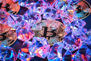 Elmaslarla çevrili altın bitcoinlerin görüntüsü. Kripto bankacılık engelleme işi için görüntü kavramı.