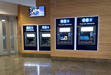 Doncaster, İngiltere - 19 Ekim 2025: TSB Bank 'ın dört otomatik veznedarı (ATM' ler) bir alışveriş merkezi içinde yan yana yerleştirilmiş, İngiltere 'deki günlük bankacılık hizmetleri ve nakit çekilmesini gösteriyor.
