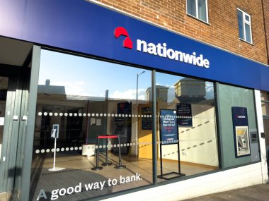 Wakefield, İngiltere - 2 Kasım 2025: Ülke çapındaki İnşaat Topluluğu, Wakefield, Yorkshire, İngiltere 'deki High Street' teki ülke çapında banka şubesinin girişi