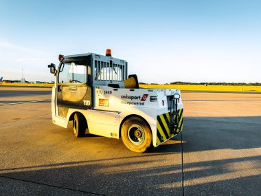 Leeds, İngiltere - 11 Temmuz 2025: Havaalanı önlüğü üzerinde uçakları hareket ettirmek için kullanılan bir uçak çekicisinin yakın görüntüsü, yer işleme operasyonlarını ve havacılık destek ekipmanlarını vurguluyor.