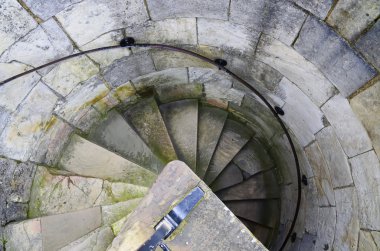 Taştan yapılmış yuvarlak merdiven