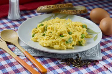 sahanda yumurta ekmek ile