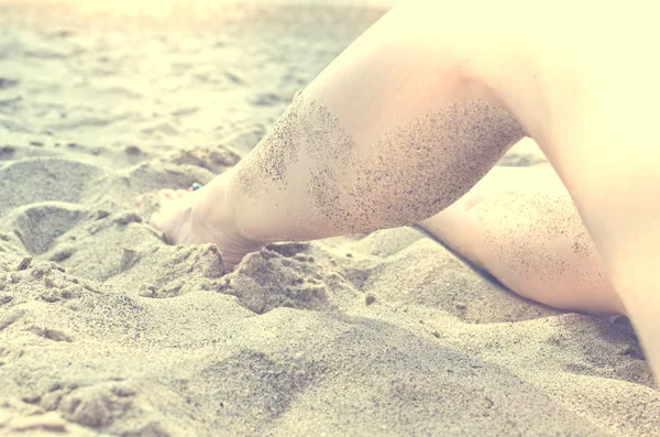 Femmes jambes sur la plage — Photo